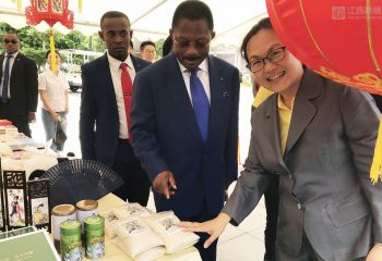 參加義賣活動(dòng) 支持慈善事業(yè)