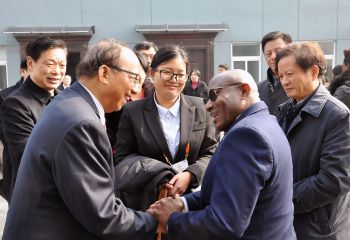 赤道幾內(nèi)亞原農(nóng)業(yè)、畜牧與食品部部長維克托•格蘭赫•梅萊訪問江西贛糧實(shí)業(yè)有限公司