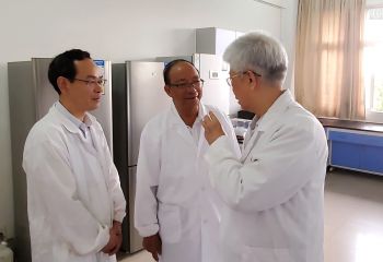 謝華安、謝聯(lián)輝院士在贛糧院士工作站指導(dǎo)工作